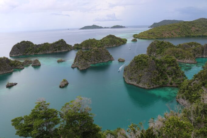 Indahnya Raja Ampat di Bumi Papua Barat Indonesia